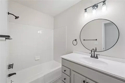 Bath - 6100 E 140th Pl, Grandview, MO 64030 photo 3 of 4