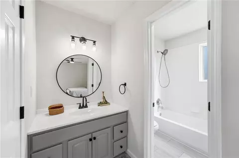 Bath - 6100 E 140th Pl, Grandview, MO 64030 photo 1 of 4