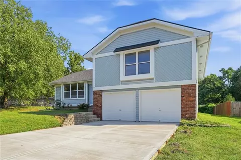 Exterior - 6100 E 140th Pl, Grandview, MO 64030 photo 4 of 7