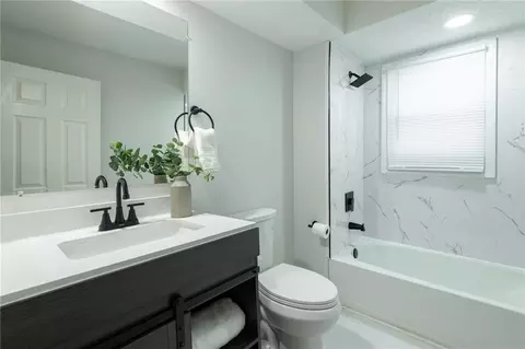 Bath - 319 E Bellevista Dr, Independence, MO 64055 photo 2 of 5