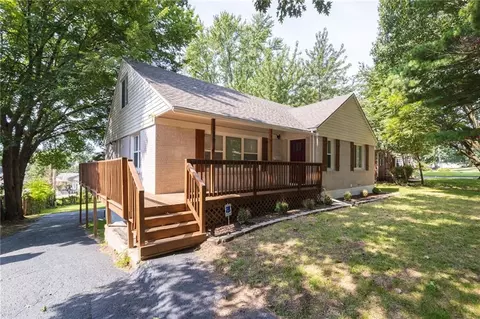 Exterior - 319 E Bellevista Dr, Independence, MO 64055 photo 3 of 7