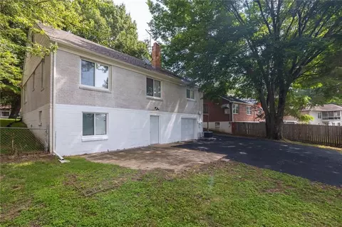 Exterior - 319 E Bellevista Dr, Independence, MO 64055 photo 5 of 7