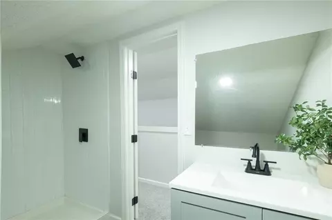 Bath - 319 E Bellevista Dr, Independence, MO 64055 photo 3 of 5