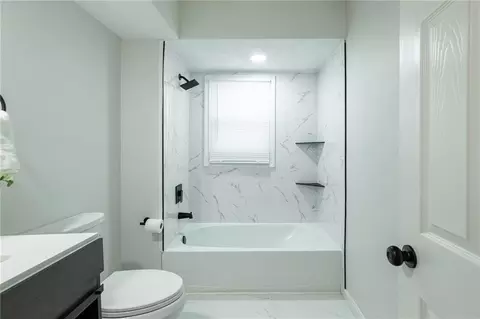 Bath - 319 E Bellevista Dr, Independence, MO 64055 photo 1 of 5