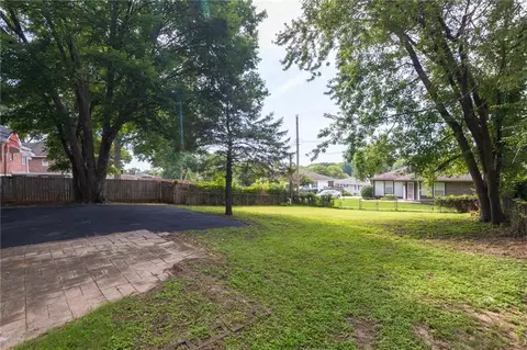 Exterior - 319 E Bellevista Dr, Independence, MO 64055 photo 4 of 7