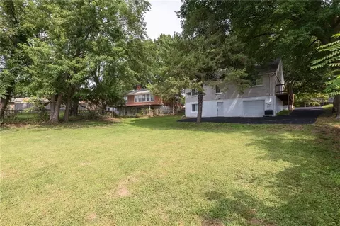 Exterior - 319 E Bellevista Dr, Independence, MO 64055 photo 7 of 7