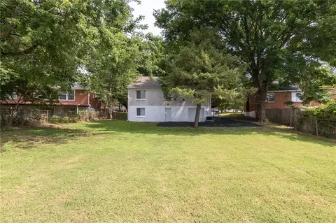 Exterior - 319 E Bellevista Dr, Independence, MO 64055 photo 6 of 7
