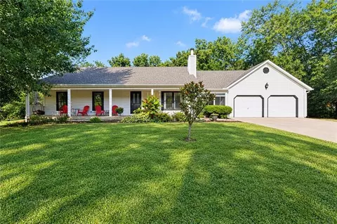 1102 S Elm St, Louisburg, KS 66053