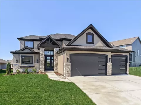16724 S Twilight Ln, Olathe, KS 66062
