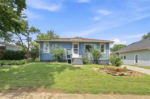 206 E Lake St, Mclouth, KS 66054