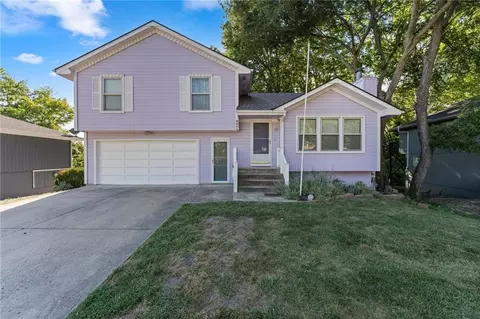 6804 Orchard St, Pleasant Valley, MO 64068