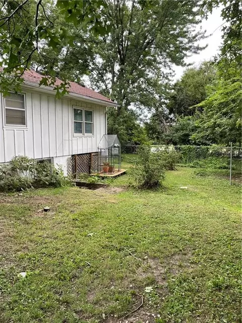 Exterior - 205 E Maple St, Raymore, MO 64083 photo 3 of 8
