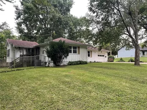 Exterior - 205 E Maple St, Raymore, MO 64083 photo 7 of 8