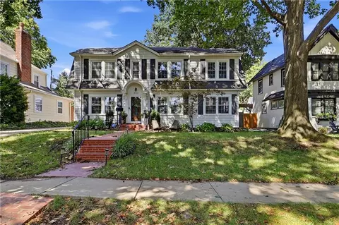 202 W Dartmouth Rd, Kansas City, MO 64113