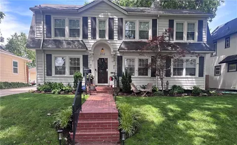 202 W Dartmouth Rd, Kansas City, MO 64113