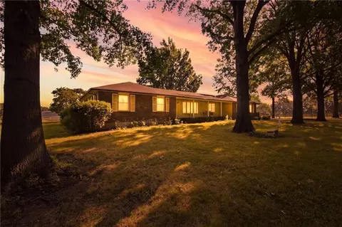 5460 175th St, Stilwell, KS 66085