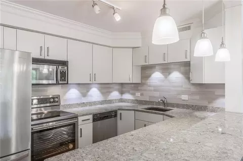 310 W 49th St #606, Kansas City, MO 64112