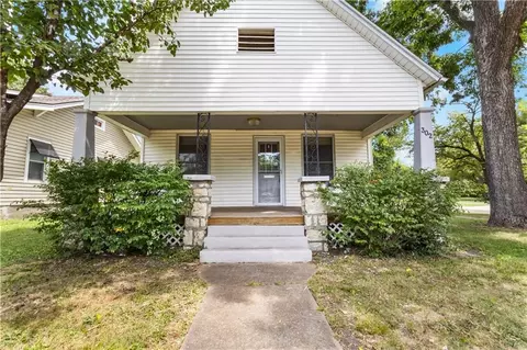 302 Pacific Ave, Osawatomie, KS 66064