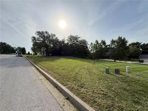 12021 Country Club Ct, Parkville, MO 64152