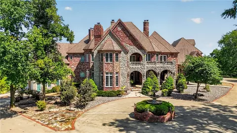 14707 Mission Rd, Leawood, KS 66224