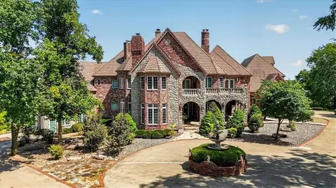 14707 Mission Rd, Leawood, KS 66224