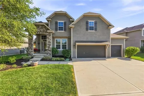 2776 W Sitka Dr, Olathe, KS 66061