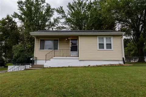 1405 NE 72 St, Gladstone, MO 64118
