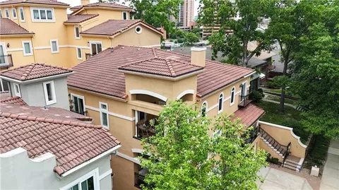 5038 Walnut St, Kansas City, MO 64112