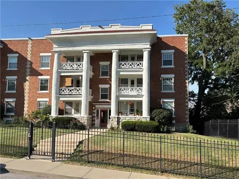 406 E 43rd St #2E, Kansas City, MO 64110