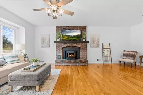 Living - 15412 E 42nd Pl, Independence, MO 64055 photo 3 of 4