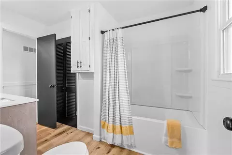 Bath - 15412 E 42nd Pl, Independence, MO 64055 photo 2 of 4