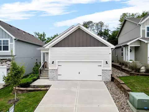 Exterior - 511 Hampstead Dr, Raymore, MO 64083 photo 6 of 7