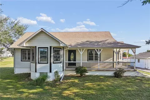 32130 W 363 St, Osawatomie, KS 66064