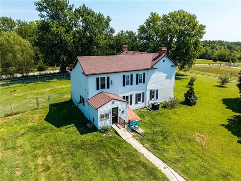 21497 203rd St, Tonganoxie, KS 66086