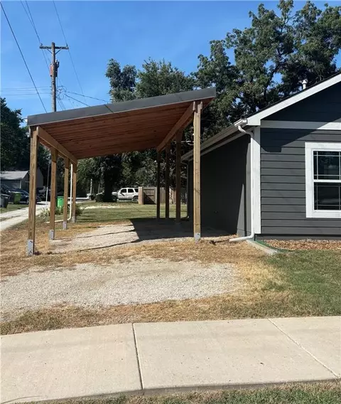 Exterior - 413 E 2nd St, Ottawa, KS 66067 photo 2 of 9