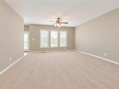 Living - 1706 Bluebird Ct, Atchison, KS 66002 photo 2 of 5