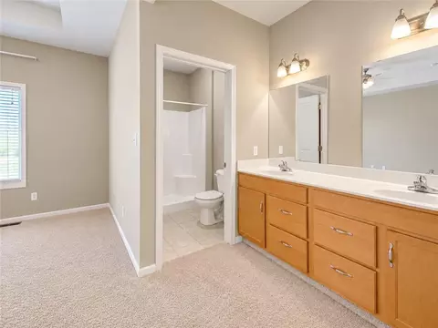 Bath - 1706 Bluebird Ct, Atchison, KS 66002 photo 2 of 3
