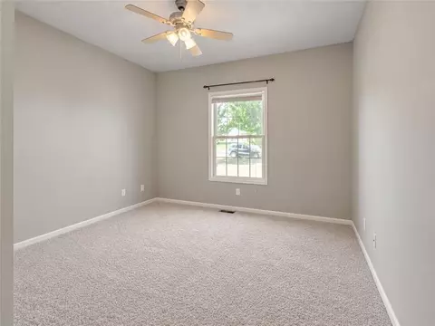 Bedroom - 1706 Bluebird Ct, Atchison, KS 66002 photo 6 of 8