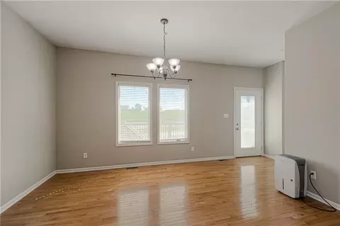 Living - 1706 Bluebird Ct, Atchison, KS 66002 photo 4 of 5