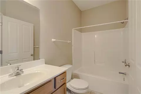 Bath - 1706 Bluebird Ct, Atchison, KS 66002 photo 1 of 3