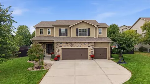 104 S Eastglen Dr, Raymore, MO 64083