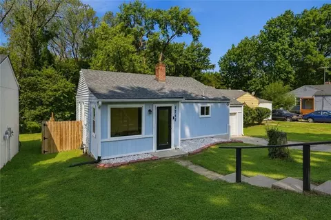 Exterior - 1712 S Brookside Ave, Independence, MO 64052 photo 3 of 7