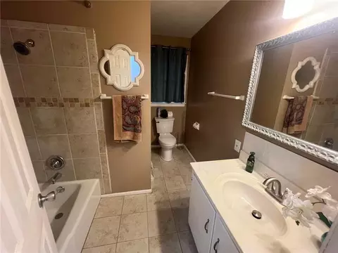 Bath - 702 NE Darwin St, Lees Summit, MO 64063 photo 3 of 5