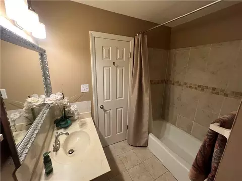 Bath - 702 NE Darwin St, Lees Summit, MO 64063 photo 2 of 5