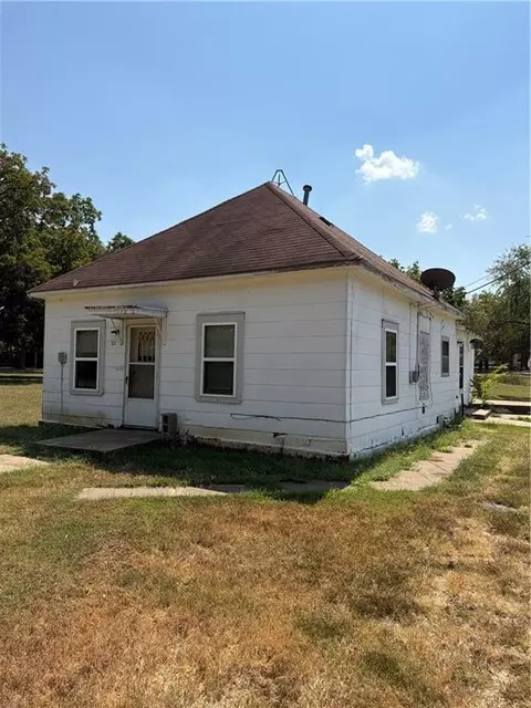 211 Charles St, Humboldt, KS 66748