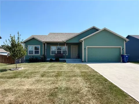 941 N Cottonwood Ct, Tonganoxie, KS 66086