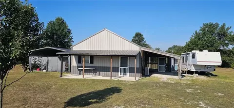Exterior - 27307 Sunset Dr, Clinton, MO 64735 photo 2 of 10