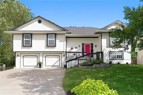 912 Village St, Leavenworth, KS 66048
