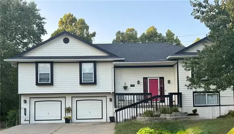 912 Village St, Leavenworth, KS 66048
