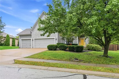 Exterior - 1404 Cedar Ridge Cir, Raymore, MO 64083 photo 3 of 6
